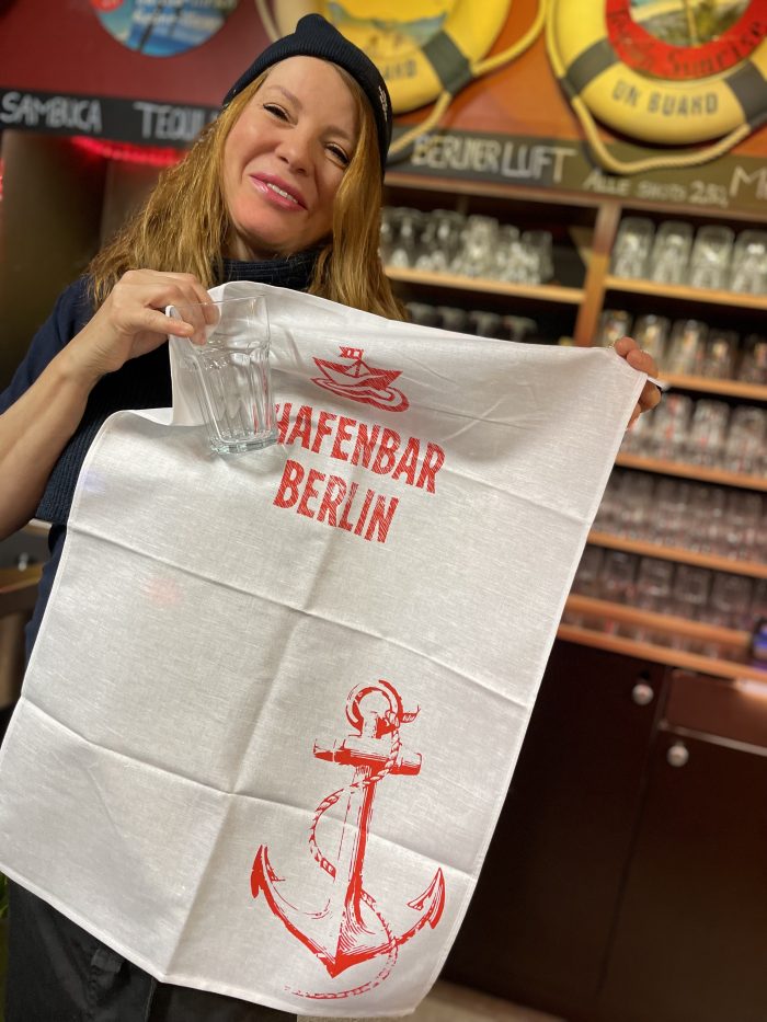 Geschirrhandtuch "Hafenbar Berlin" mit Anker rot oder blau (Limitierte Edition) – Bild 4