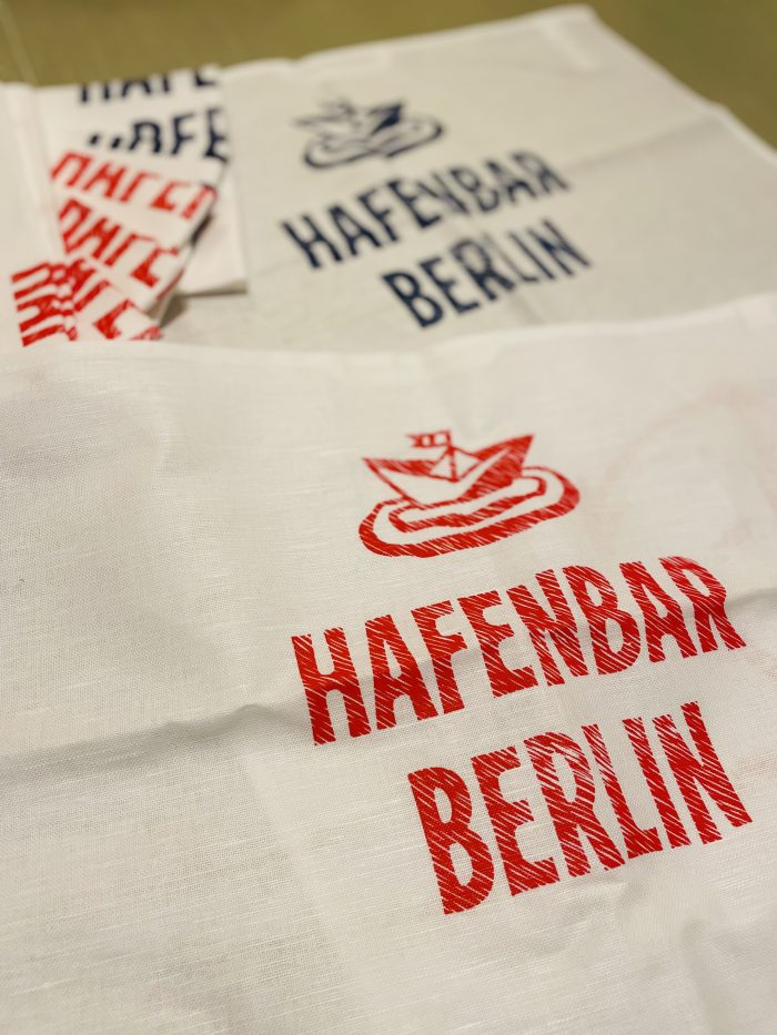 Geschirrhandtuch "Hafenbar Berlin" mit Anker rot oder blau (Limitierte Edition) – Bild 6