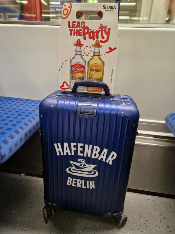 Hafenbar Koffer Trolley Handgepäck in der S Bahn