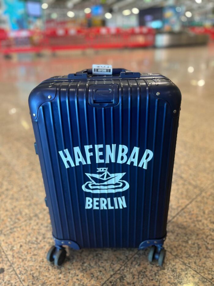 Hafenbar Koffer Trolley Handgepäck am Flughafen